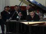 il pianista Maurizio Zaccaria mentre esegue Preludio n.2 “Milite ignoto” del M° Francesco Marino